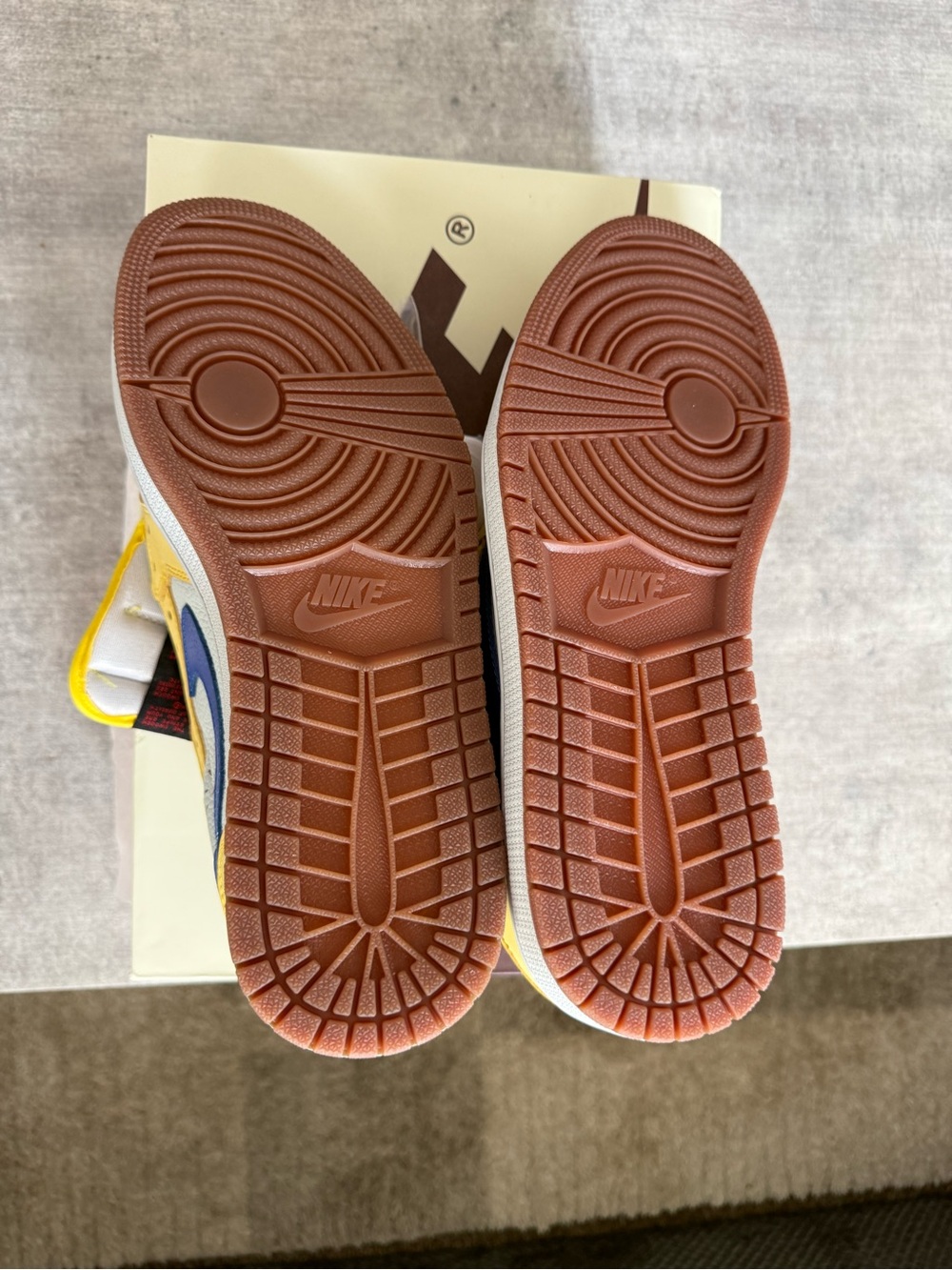 Jordan 1 Low Travis Scott Canary - Picture 6 of 10